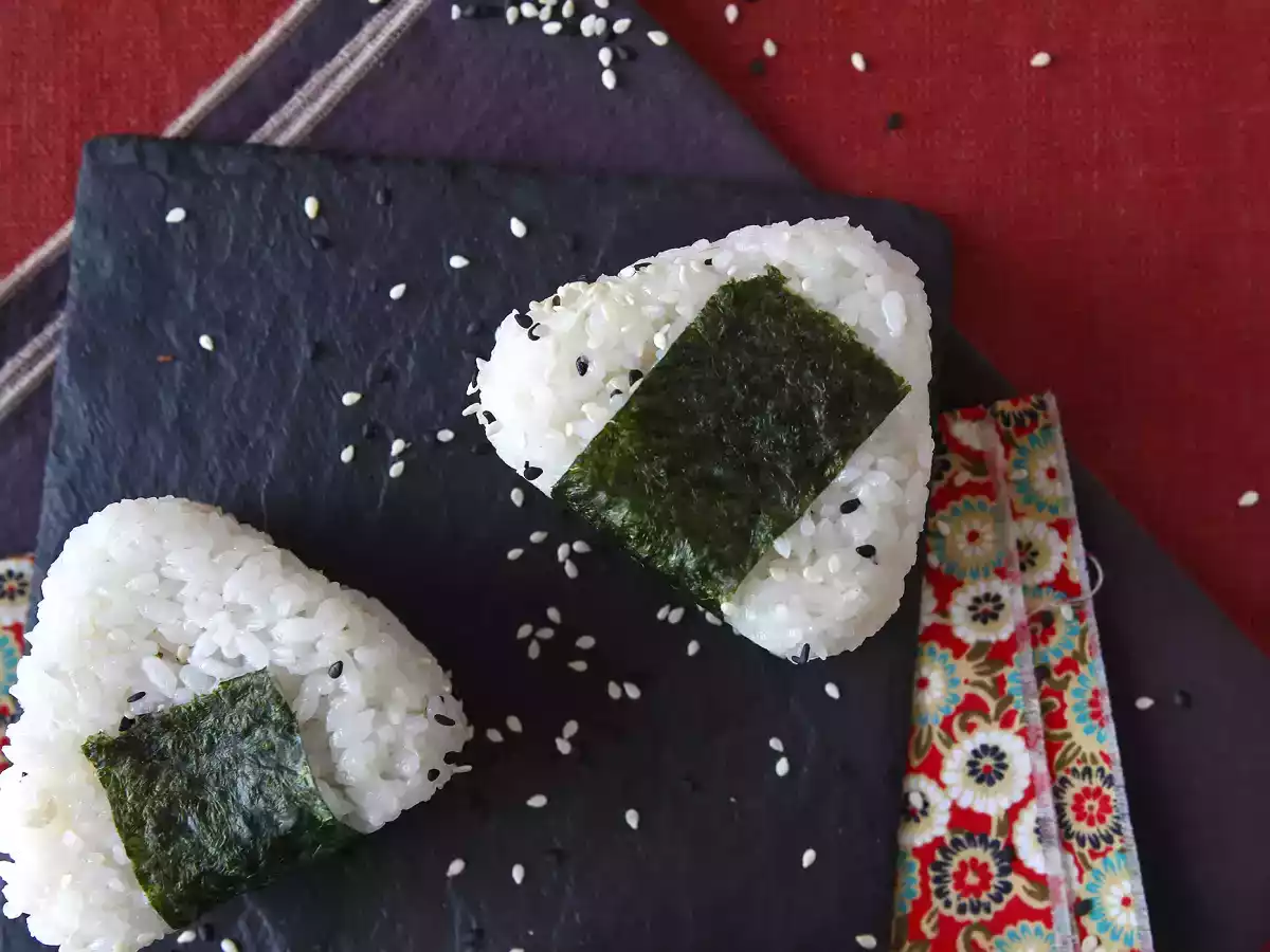 Tuňákové onigiri, malý japonský trojúhelníkový sendvič s rýží - おにぎり - foto 9