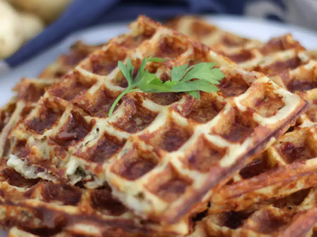 Vafle se slaninou, sýrem Comté a bramborami
