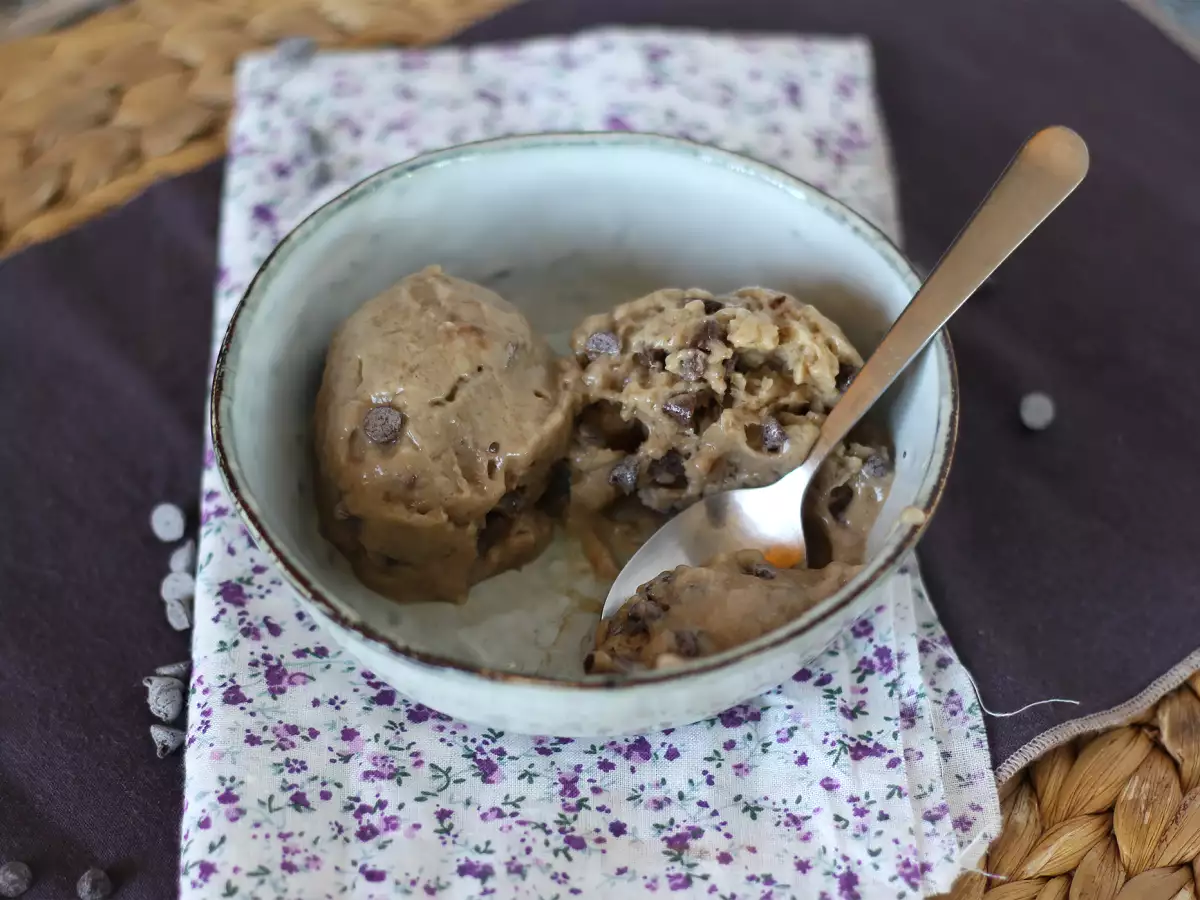 Veganská banánová zmrzlina s příchutí cookie dough – snadný recept - foto 3