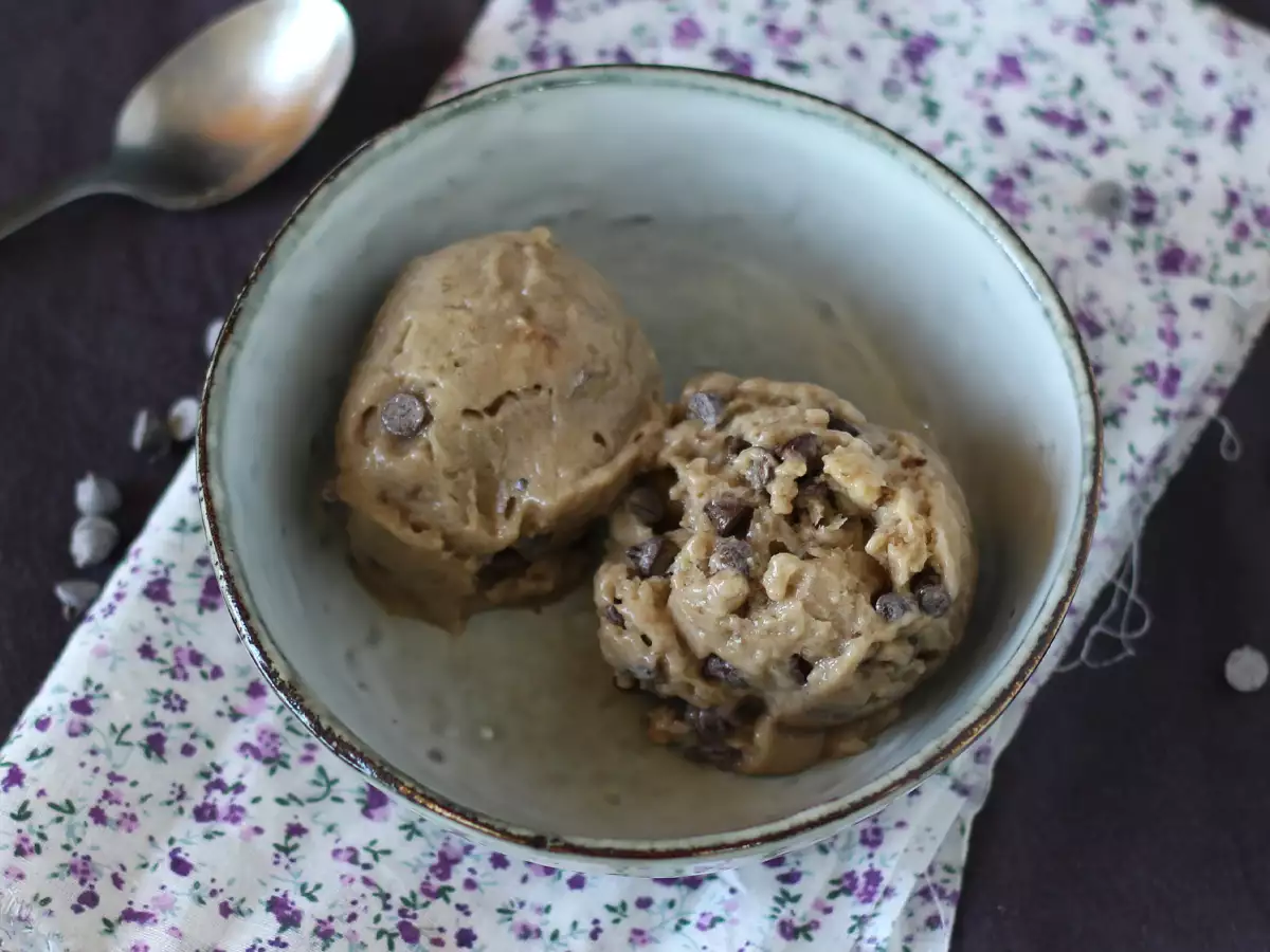 Veganská banánová zmrzlina s příchutí cookie dough – snadný recept - foto 4