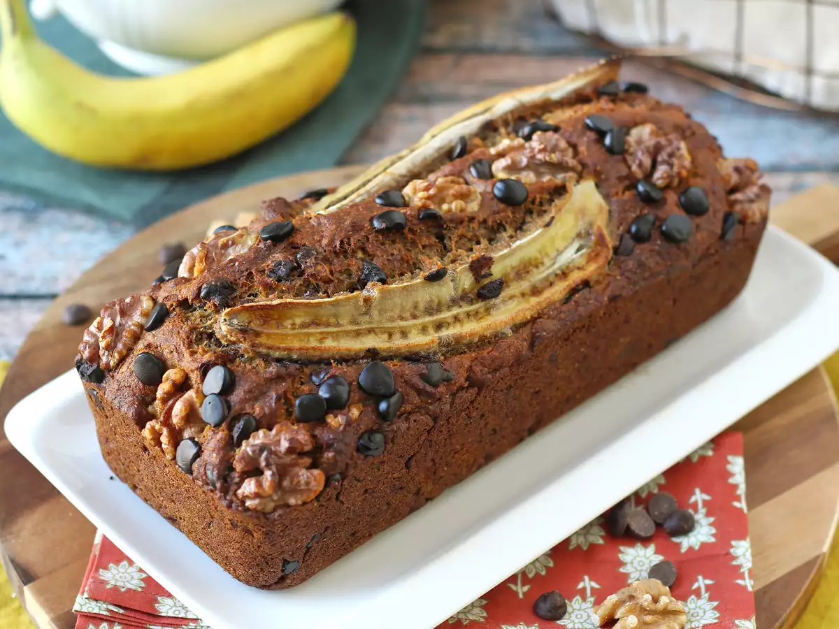 Veganský banánový chlebíček s miso, ořechy a čokoládou