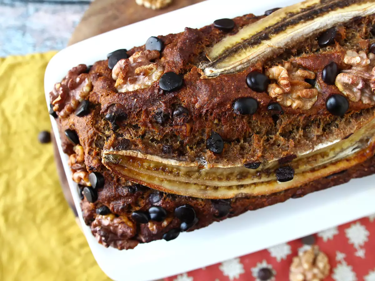 Veganský banánový chlebíček s miso, ořechy a čokoládou - foto 4