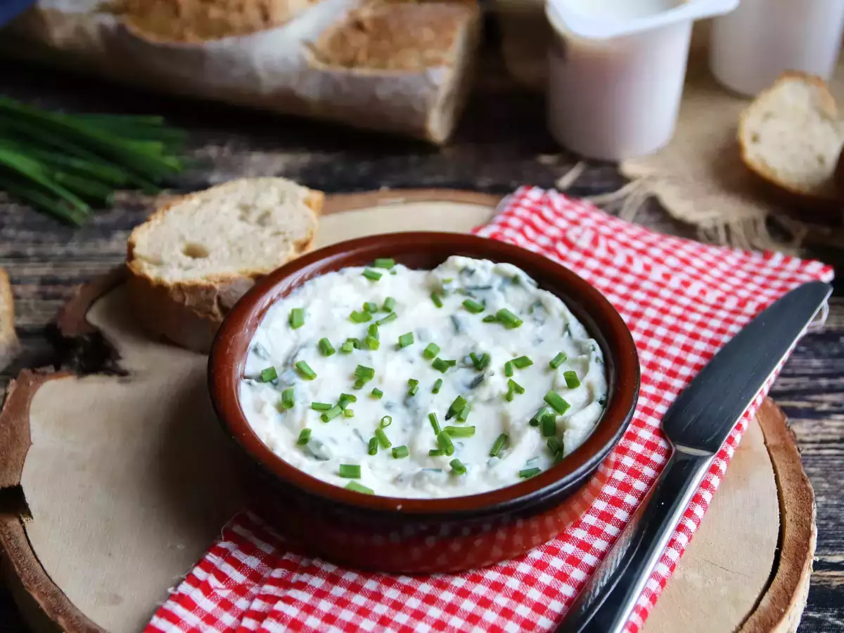 Veganský čerstvý sýr s česnekem a bylinkami ze sójového jogurtu