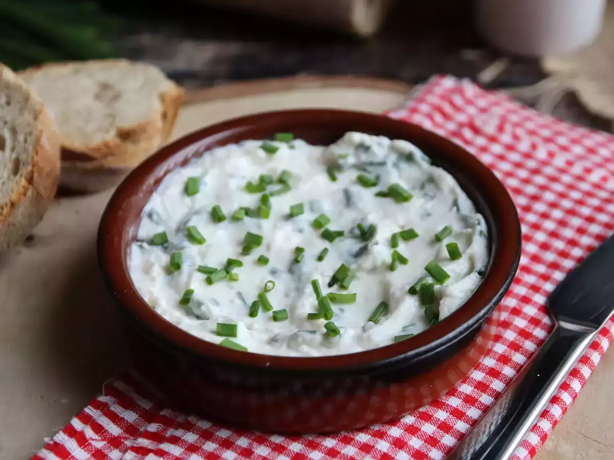 Veganský čerstvý sýr s česnekem a bylinkami ze sójového jogurtu - foto 2