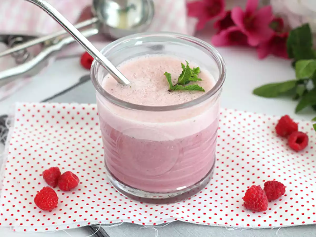 Veganský malinovo-mátový koktejl
