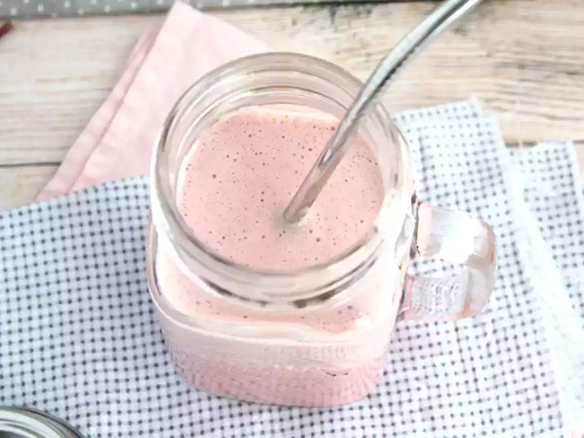 Veganský mléčný koktejl z červeného ovoce - foto 3