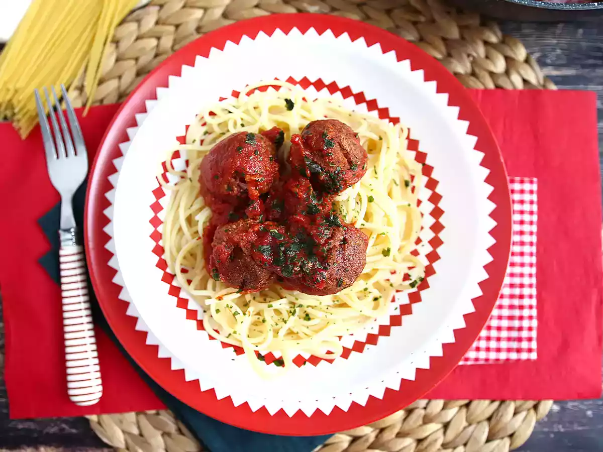 Vegetariánské masové kuličky ze seitanu s rajčatovou omáčkou - foto 3
