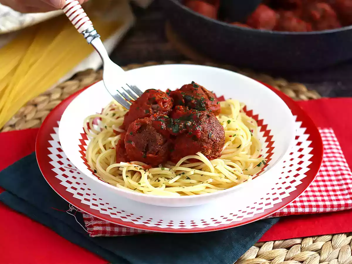 Vegetariánské masové kuličky ze seitanu s rajčatovou omáčkou - foto 5