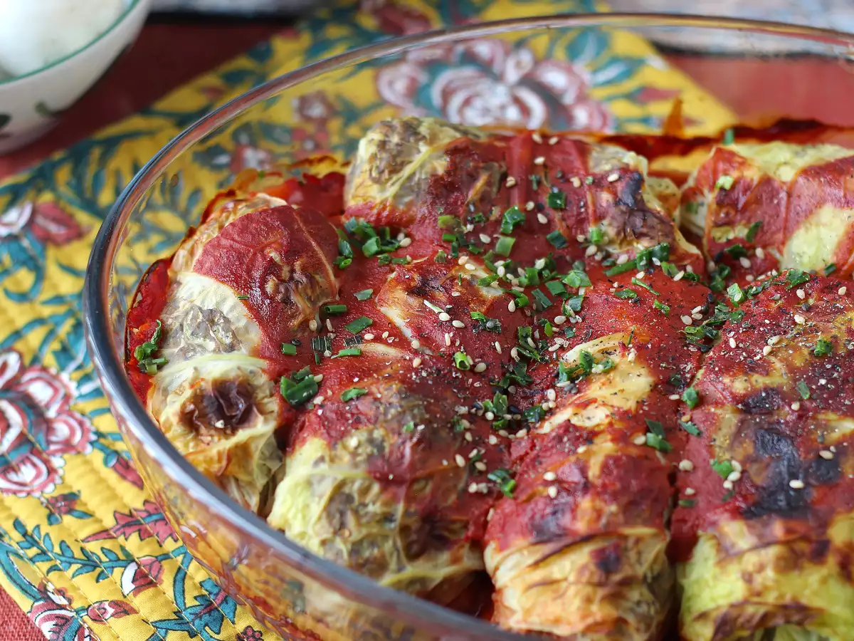 Vegetariánské zelné závitky s houbami, rýží a misem - foto 2