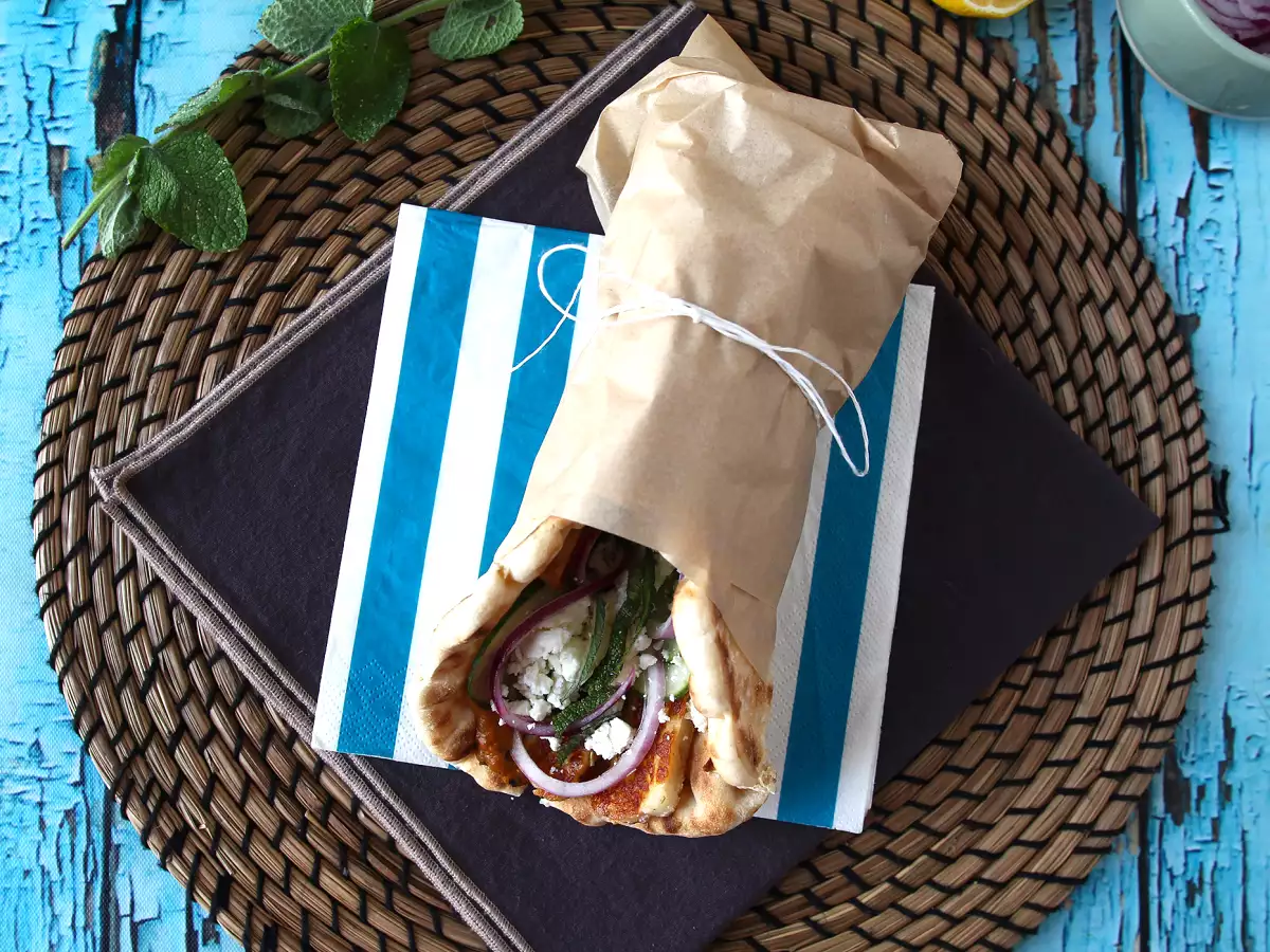 Vegetariánský gyros s halloumi – řecký sendvič - foto 2