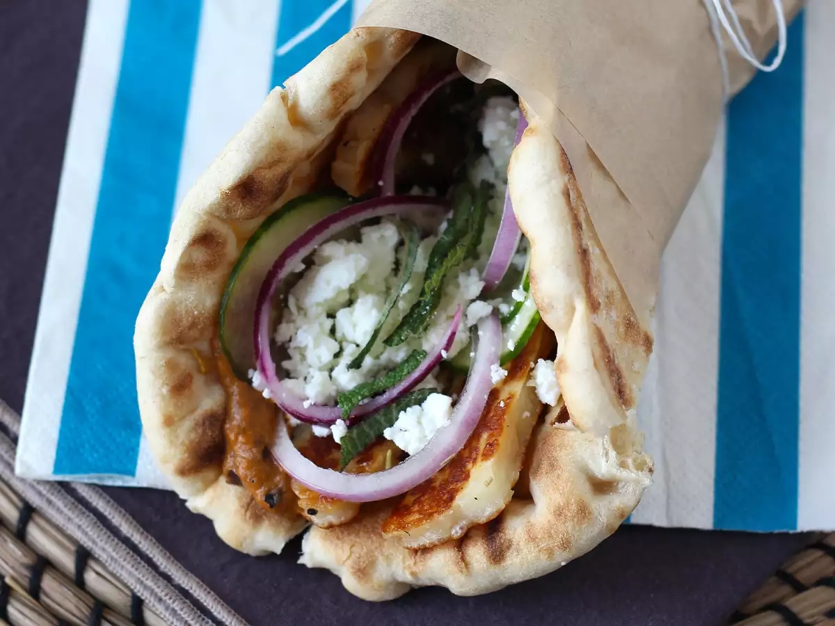 Vegetariánský gyros s halloumi – řecký sendvič - foto 3