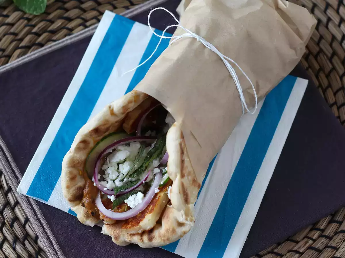Vegetariánský gyros s halloumi – řecký sendvič - foto 4
