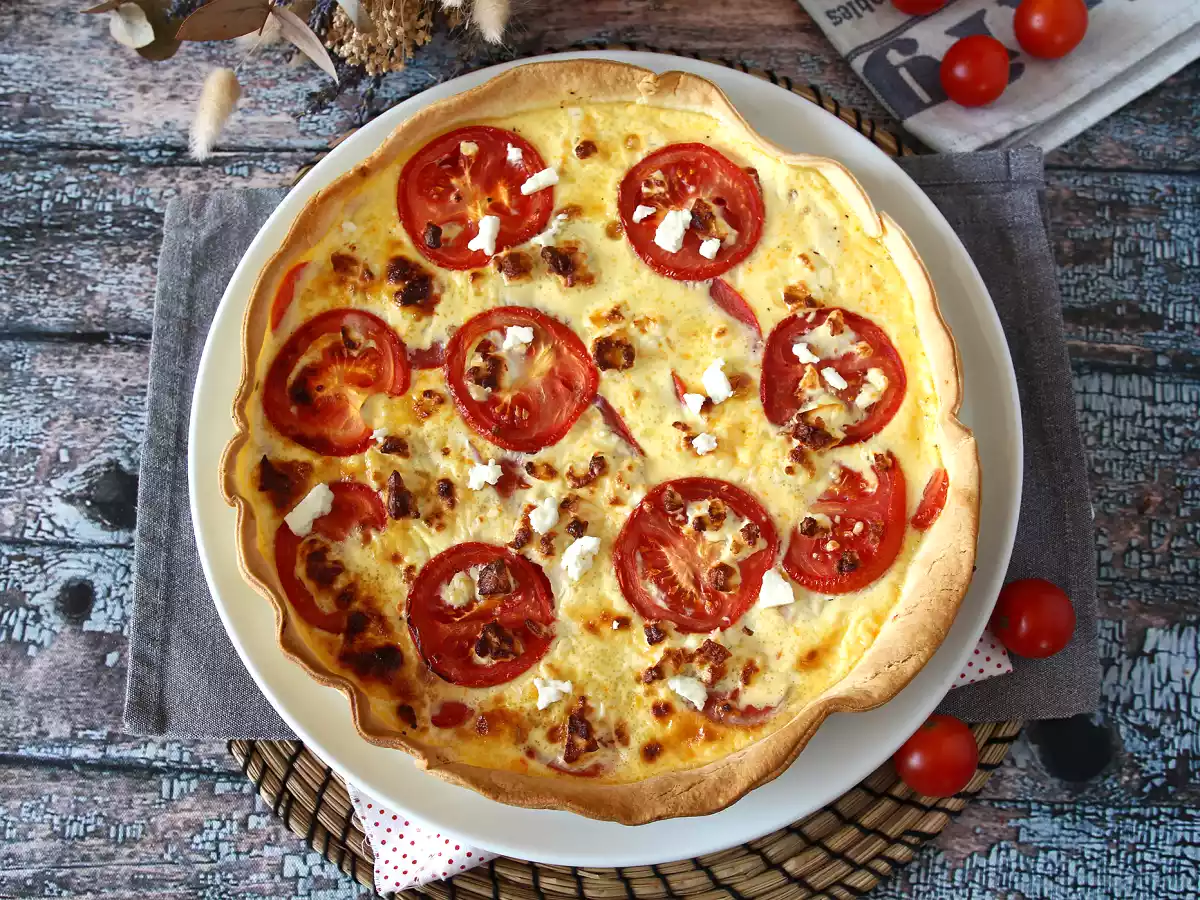 Vegetariánský koláč s rajčaty a fetou, ideální na piknik!