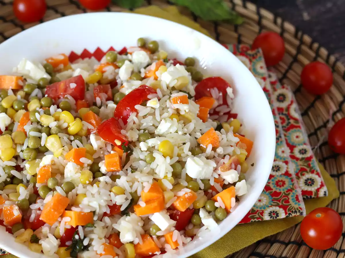 Vegetariánský rýžový salát: feta, kukuřice, mrkev, hrášek, cherry rajčátka a máta