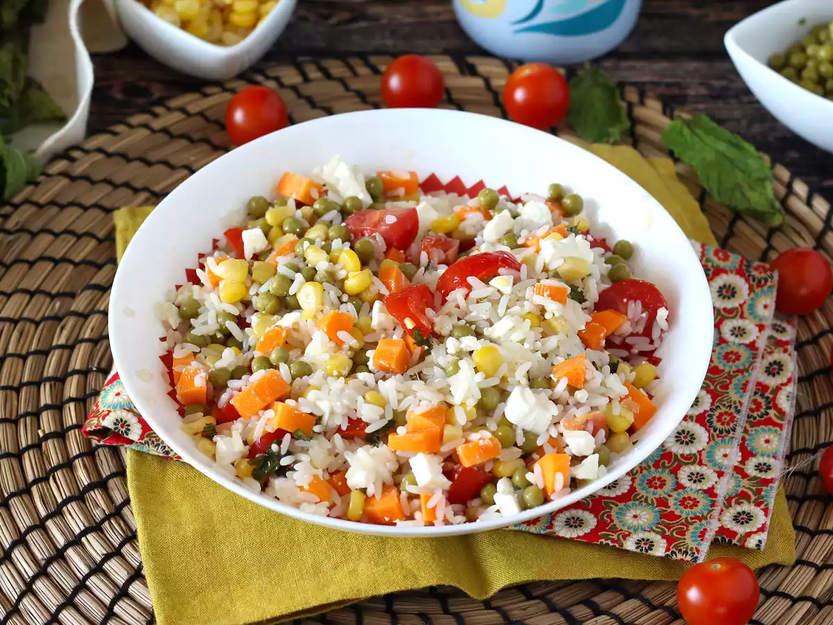 Vegetariánský rýžový salát: feta, kukuřice, mrkev, hrášek, cherry rajčátka a máta - foto 3