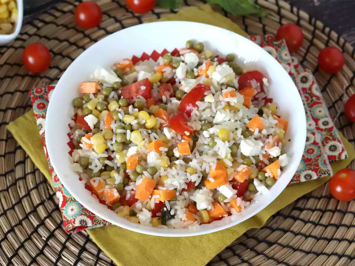 Vegetariánský rýžový salát: feta, kukuřice, mrkev, hrášek, cherry rajčátka a máta - foto 4