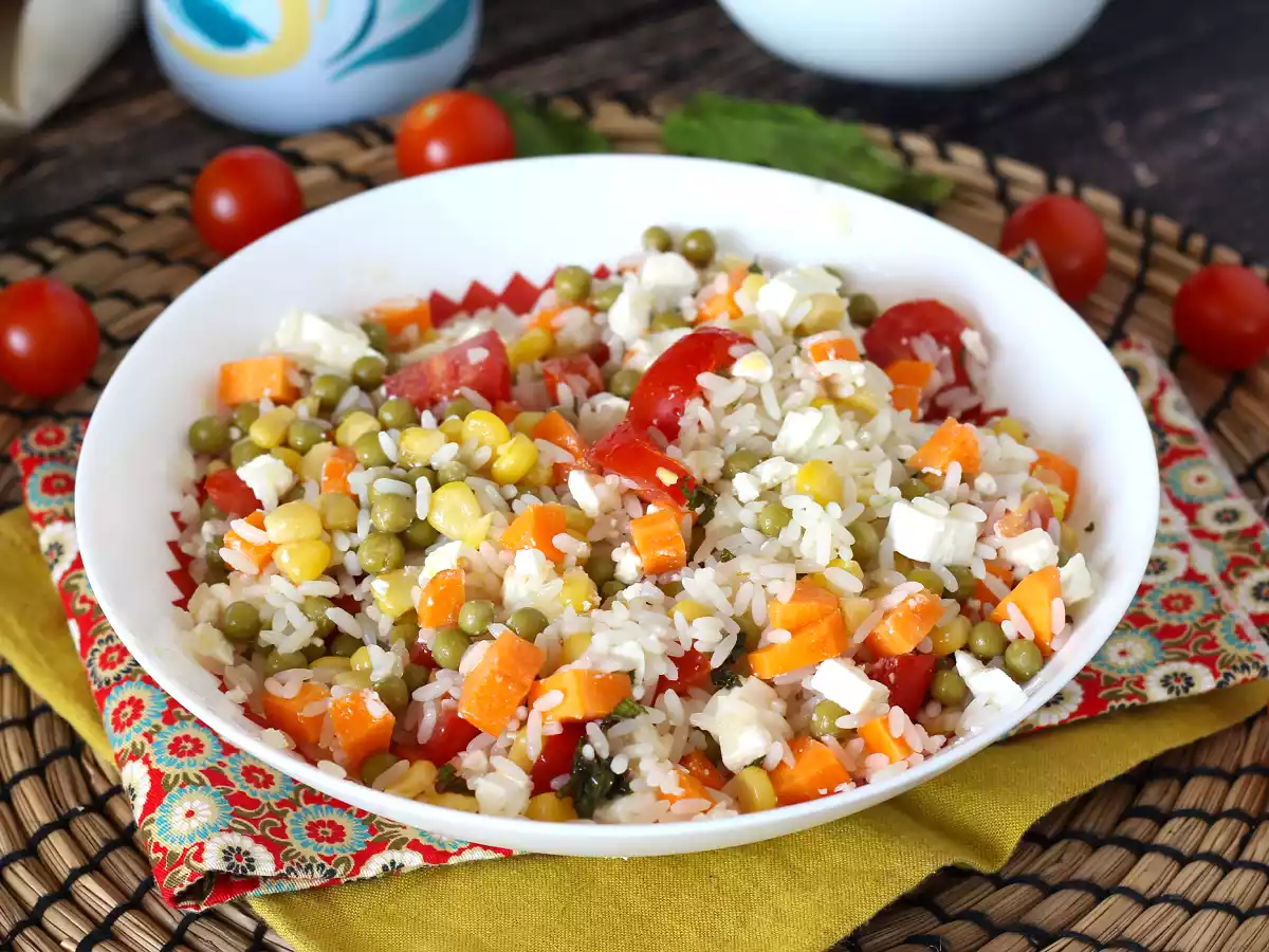 Vegetariánský rýžový salát: feta, kukuřice, mrkev, hrášek, cherry rajčátka a máta - foto 5