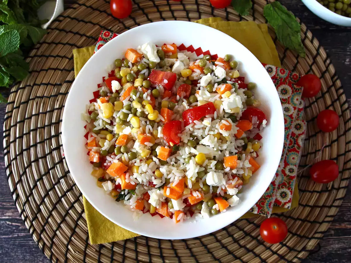 Vegetariánský rýžový salát s fetou, kukuřicí, mrkví, hráškem, cherry rajčátky a mátou - foto 2