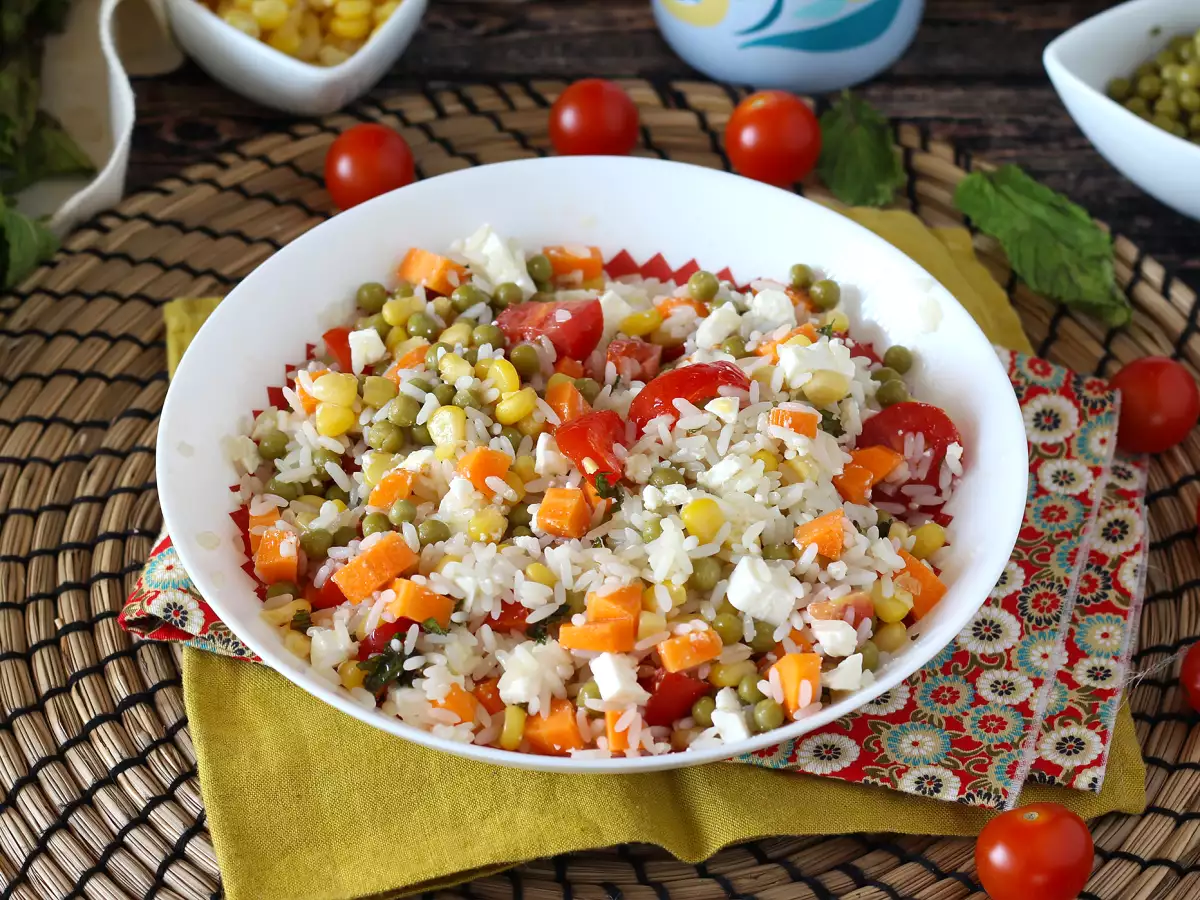 Vegetariánský rýžový salát s fetou, kukuřicí, mrkví, hráškem, cherry rajčátky a mátou - foto 3