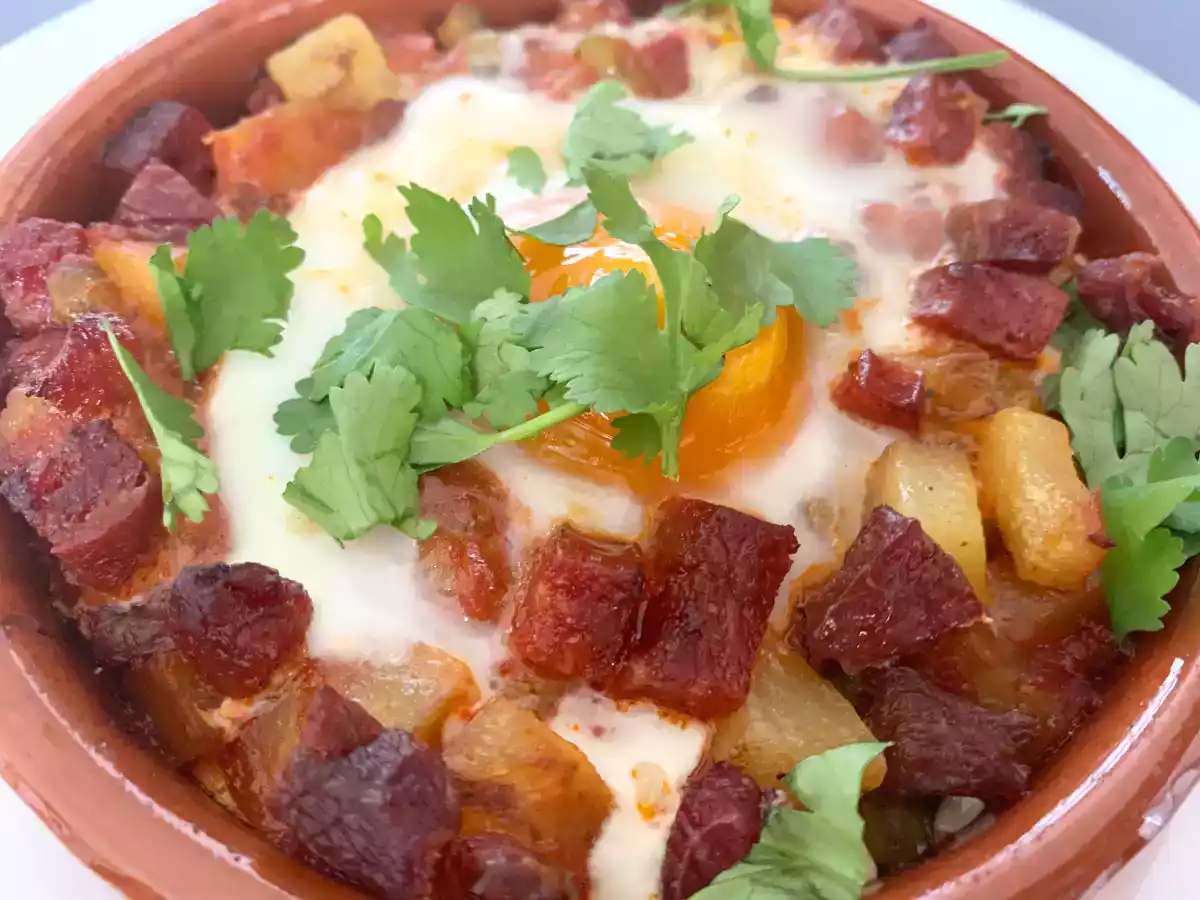 Vejce na způsob flamenca s bramborami a chorizem