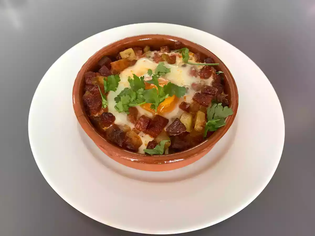 Vejce na způsob flamenca s bramborami a chorizem - foto 2