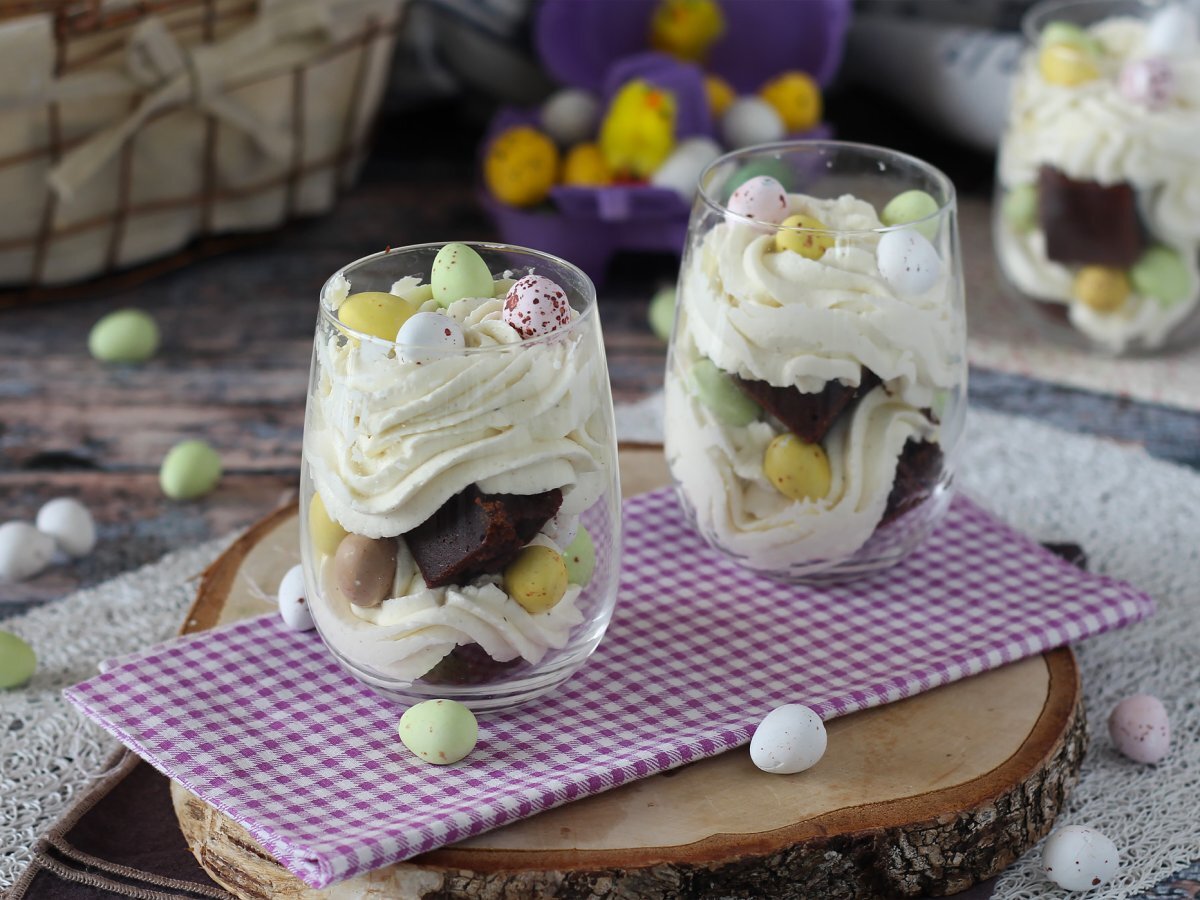 Velikonoční brownie a šlehačkové poháry