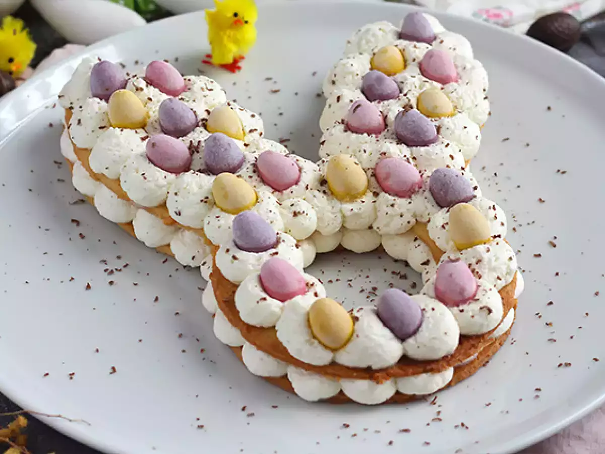 Velikonoční koláč ve tvaru králíka s čokoládovými vajíčky - foto 3