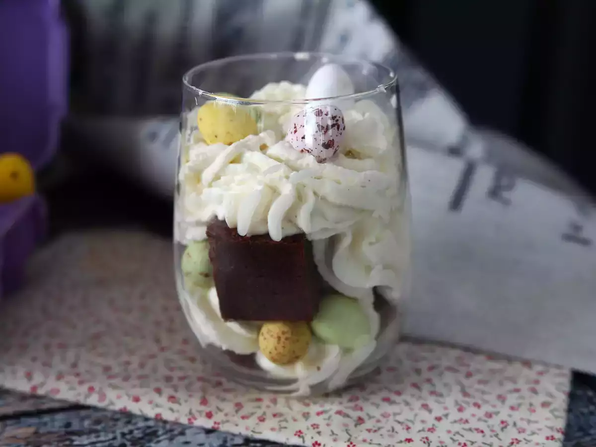 Velikonoční poháry s brownies a šlehačkou - foto 2
