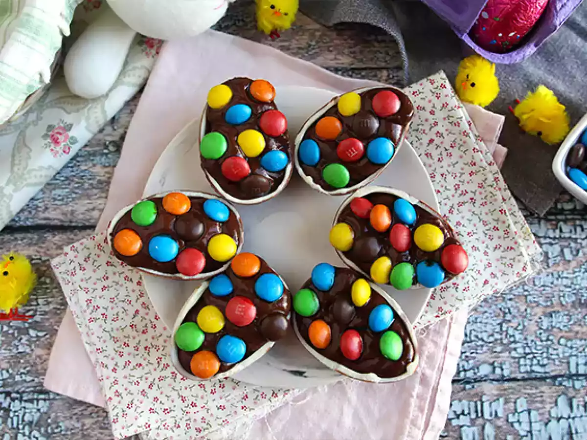 Velikonoční vajíčka plněná čokoládovým dezertním krémem a M&M's