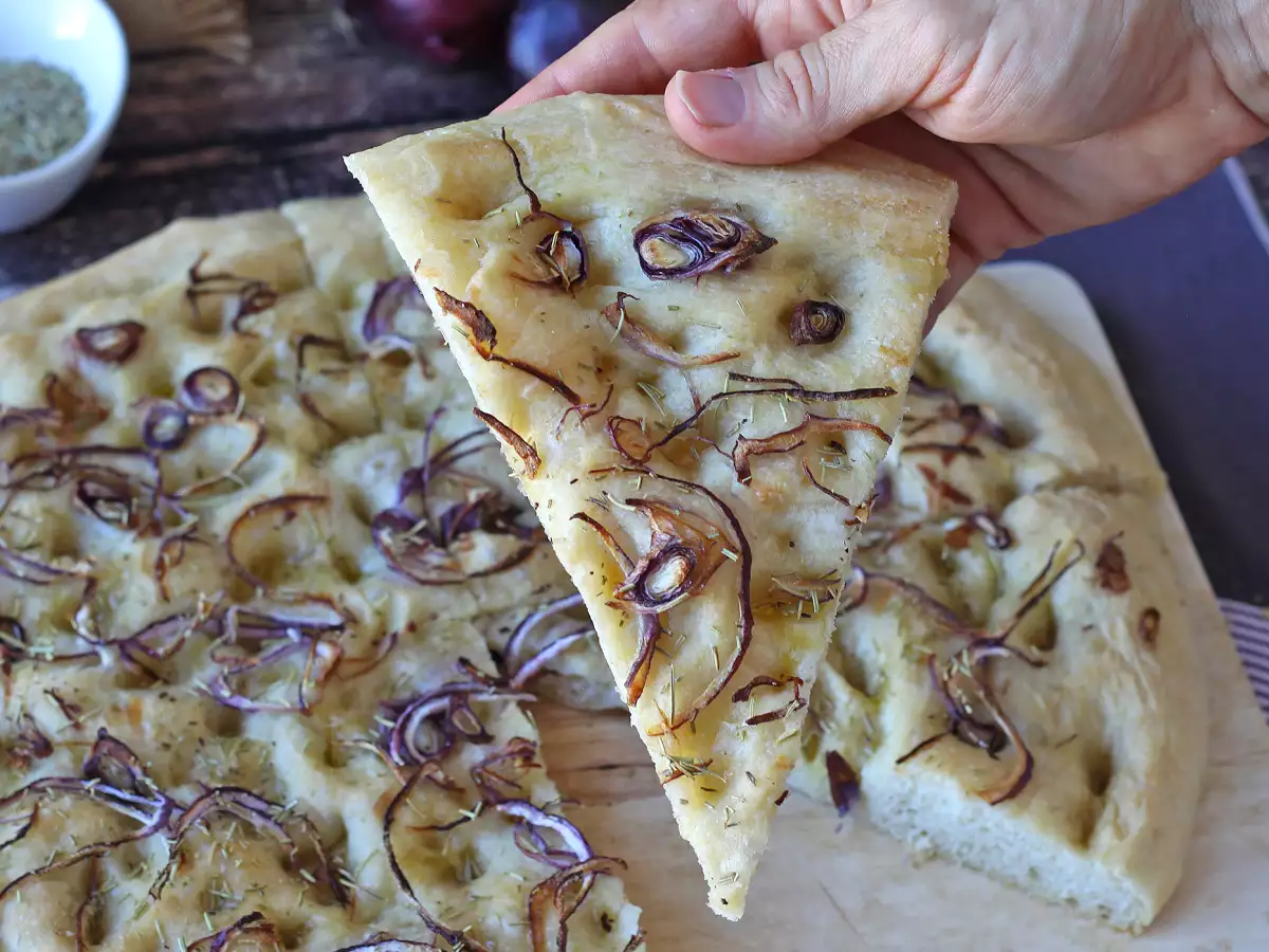 Venkovská focaccia s cibulí a rozmarýnem