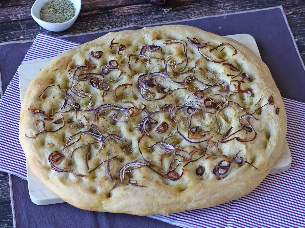 Venkovská focaccia s cibulí a rozmarýnem - foto 2