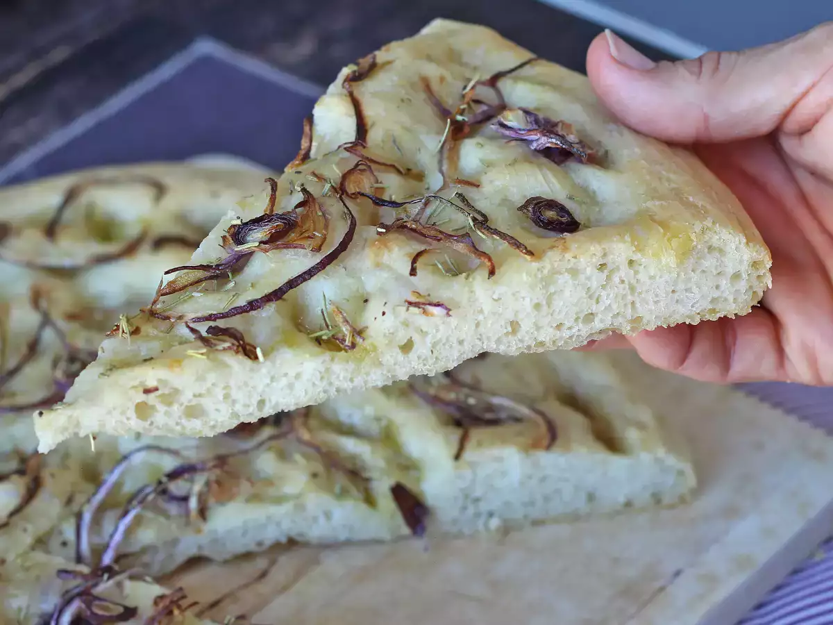 Venkovská focaccia s cibulí a rozmarýnem - foto 3