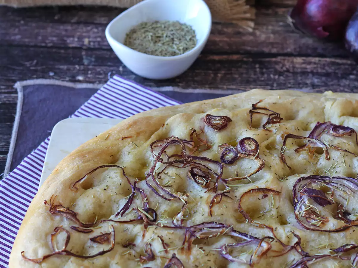 Venkovská focaccia s cibulí a rozmarýnem - foto 6