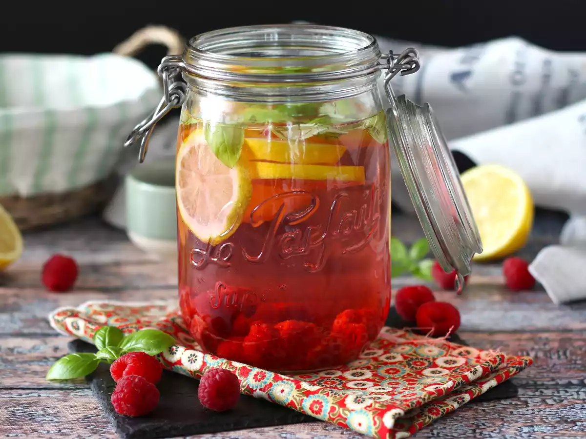 Voda s příchutí citronu, bazalky a malin