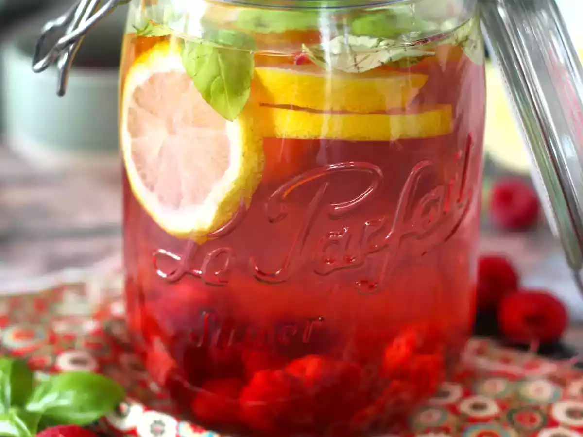 Voda s příchutí citronu, bazalky a malin - foto 2