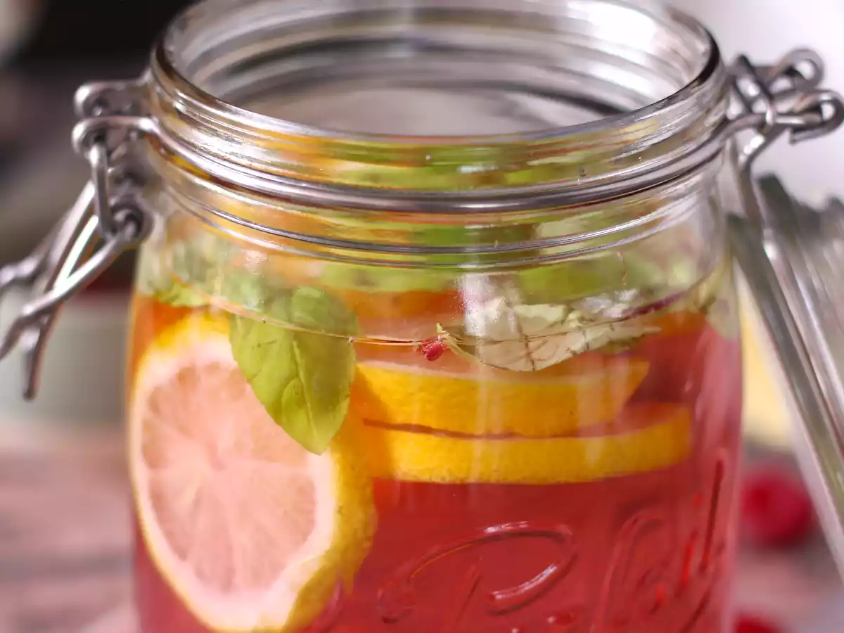 Voda s příchutí citronu, bazalky a malin - foto 4