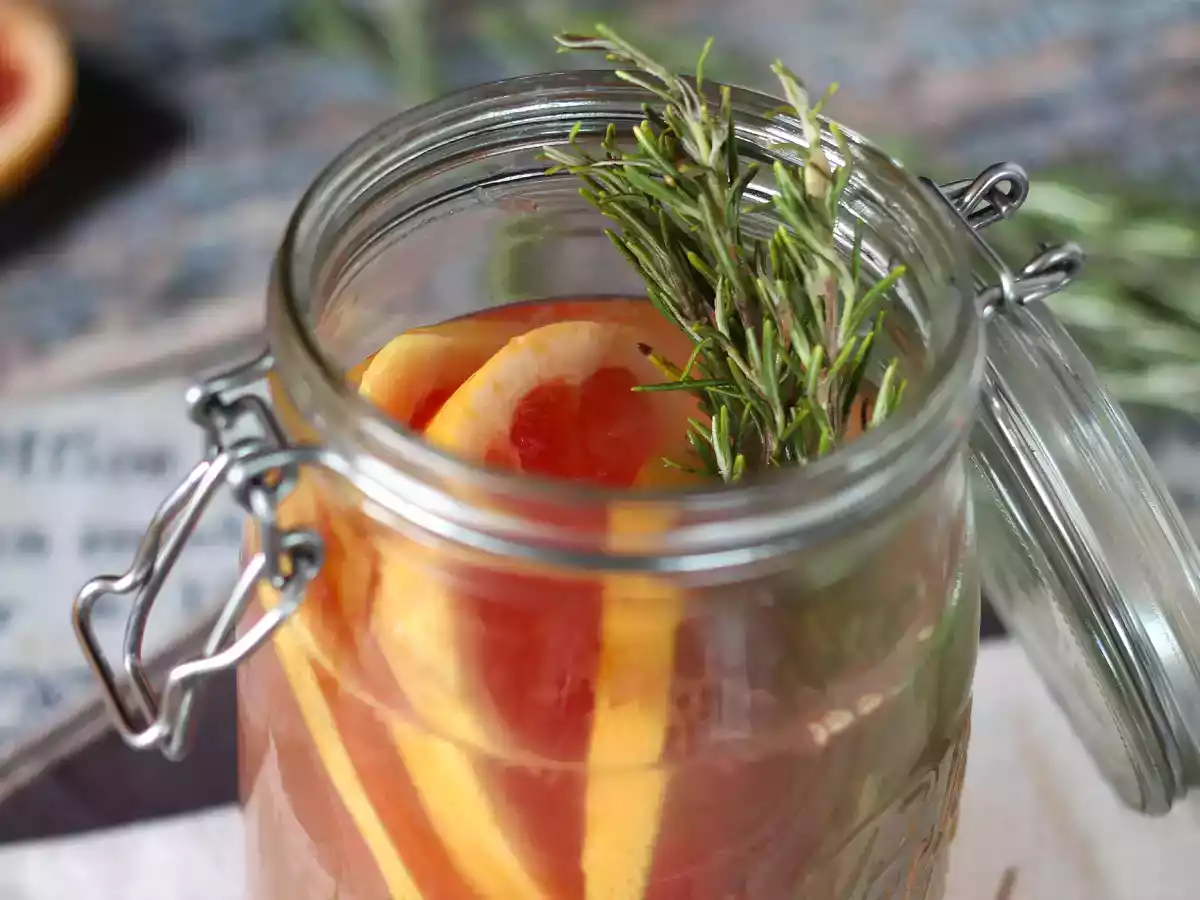 Voda s příchutí grapefruitu a rozmarýnu: detoxikační nápoj bez přidaného cukru - foto 2
