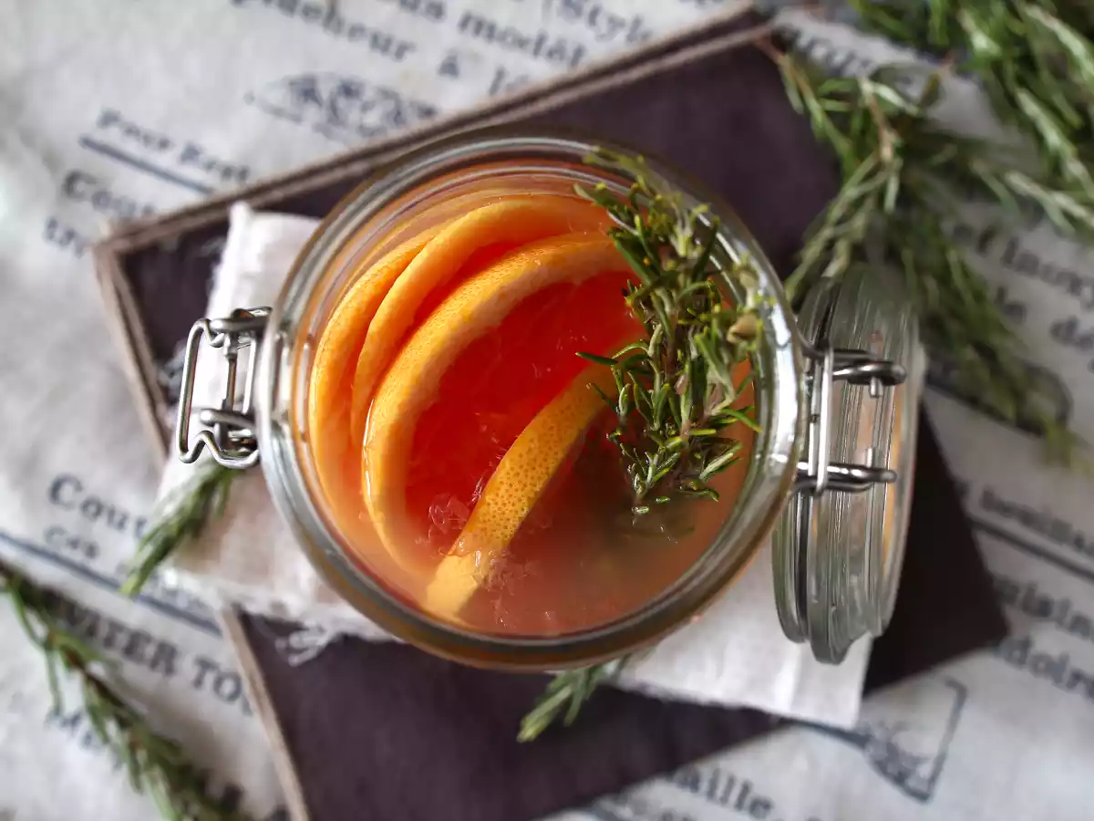 Voda s příchutí grapefruitu a rozmarýnu: detoxikační nápoj bez přidaného cukru - foto 3