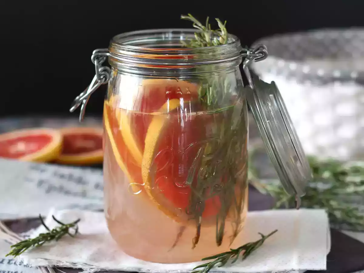Voda s příchutí grapefruitu a rozmarýnu: detoxikační nápoj bez přidaného cukru - foto 4