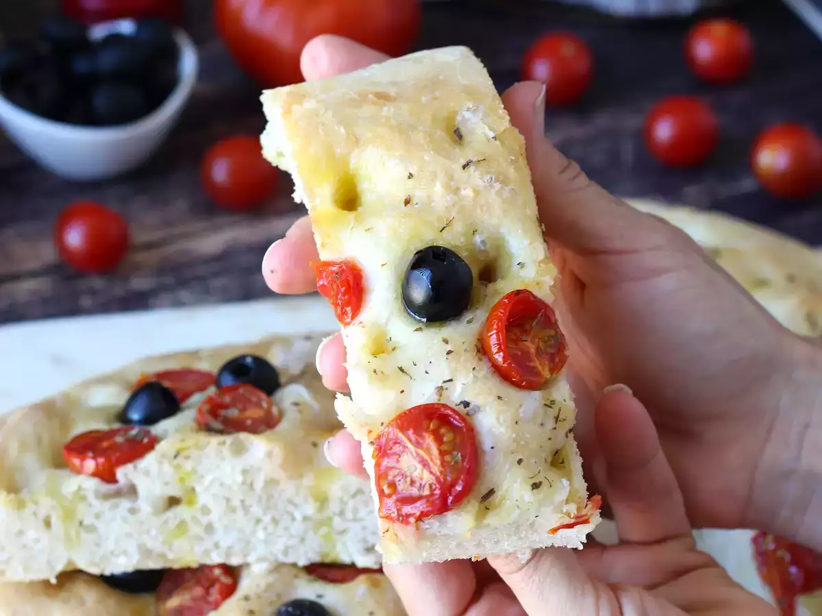 Vysoká a nadýchaná focaccia s cherry rajčátky, olivami a oreganem - foto 4