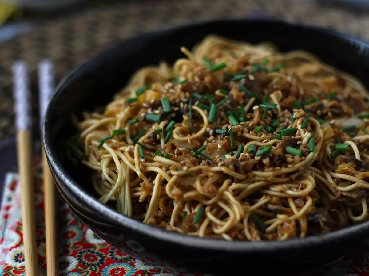 Wok s čínskými nudlemi (zelenina a texturované sójové bílkoviny) - foto 2
