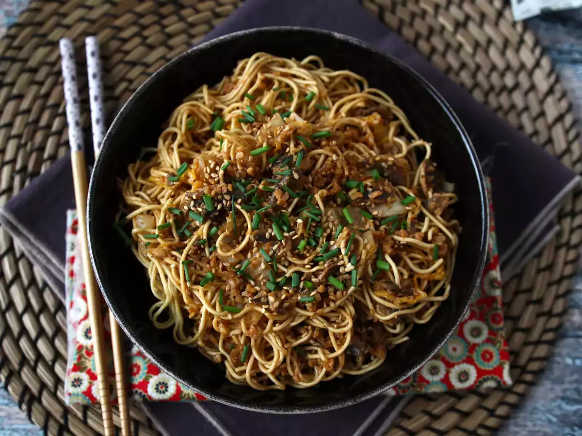 Wok s čínskými nudlemi (zelenina a texturované sójové bílkoviny) - foto 3