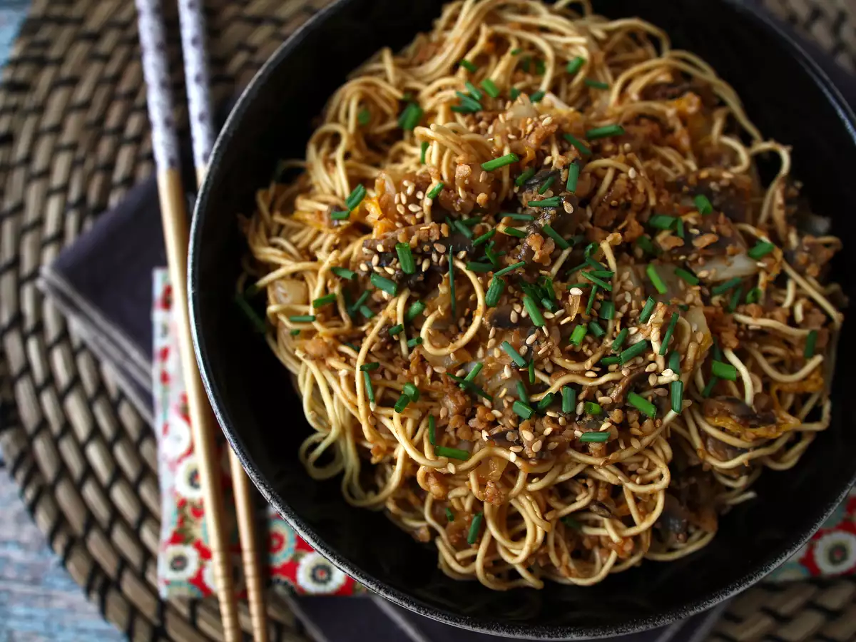 Wok s čínskými nudlemi (zelenina a texturované sójové bílkoviny) - foto 5