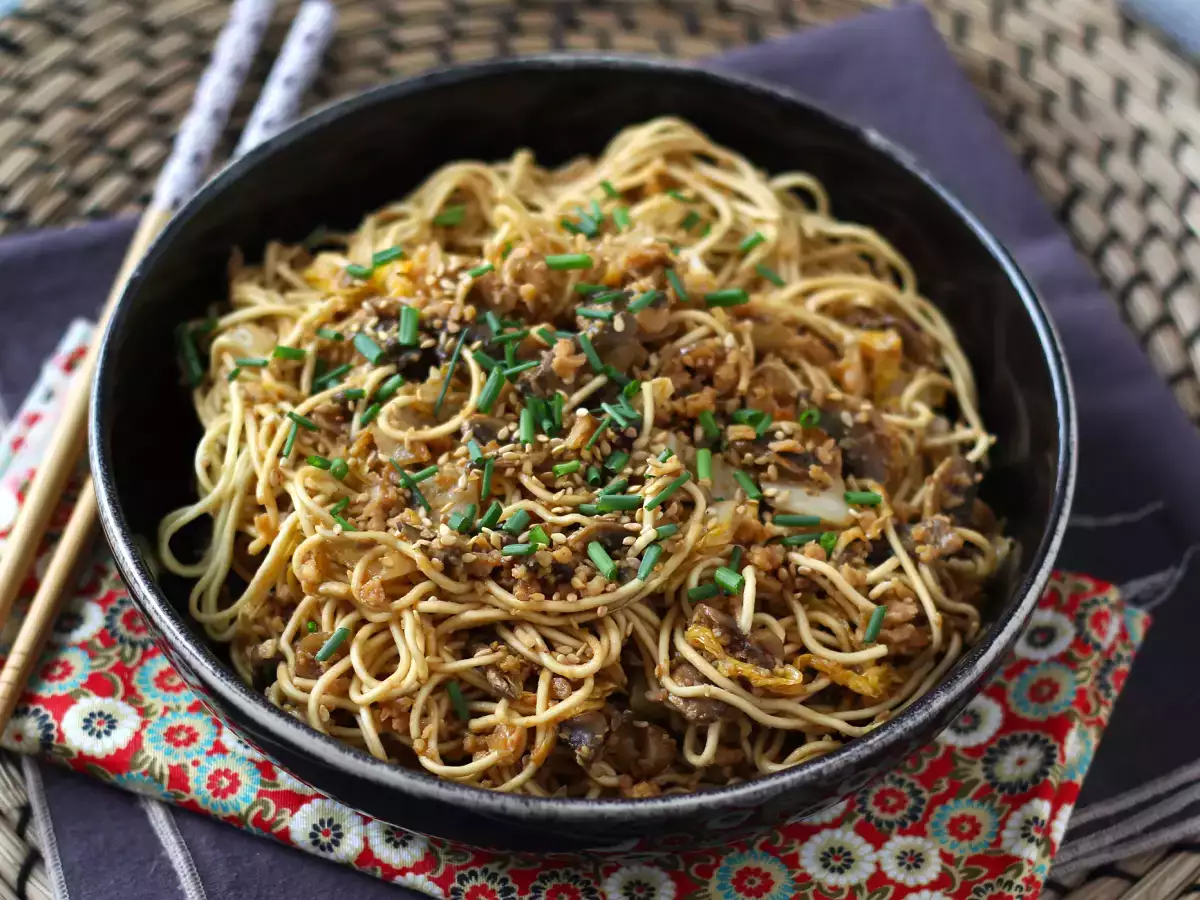 Wok s čínskými nudlemi (zelenina a texturované sójové bílkoviny) - foto 6