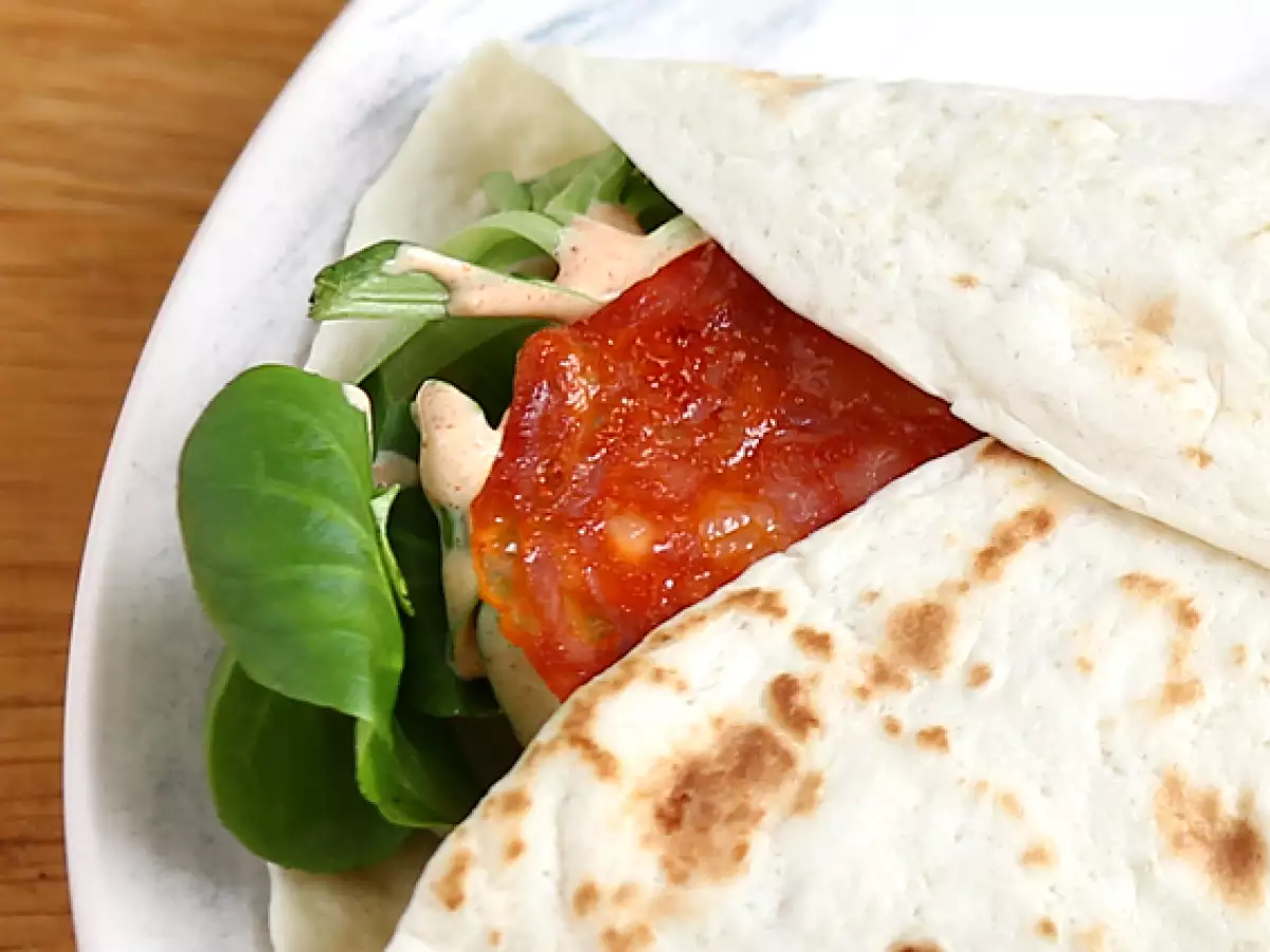 Wrap s chorizem, avokádem a rajčaty - foto 4