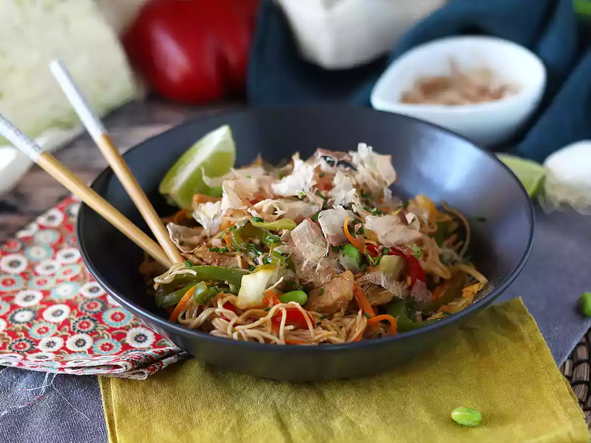 Yakisoba, smažené nudle se zeleninou