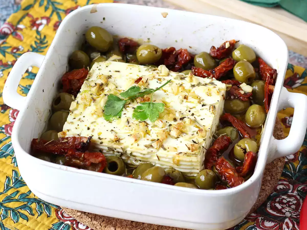 Zapečená feta se sušenými rajčaty a olivami po středomořsku