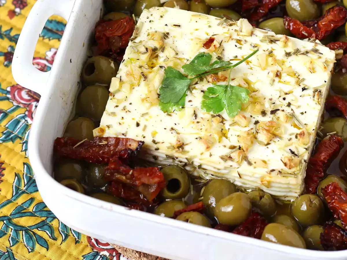 Zapečená feta se sušenými rajčaty a olivami po středomořsku - foto 2