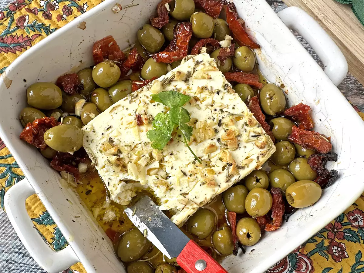 Zapečená feta se sušenými rajčaty a olivami po středomořsku - foto 3