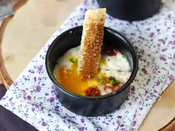 Recept Zapečená vejce s kozím sýrem a sušenými rajčaty v horkovzdušné fritéze